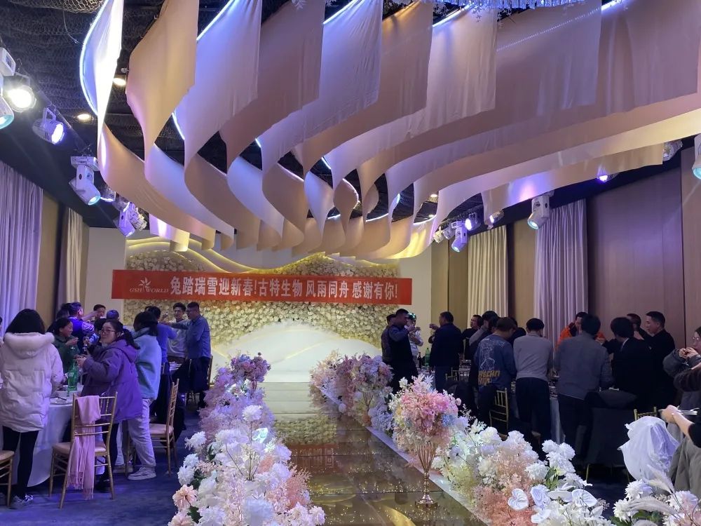 所有員工歡聚一堂，共同舉杯慶祝